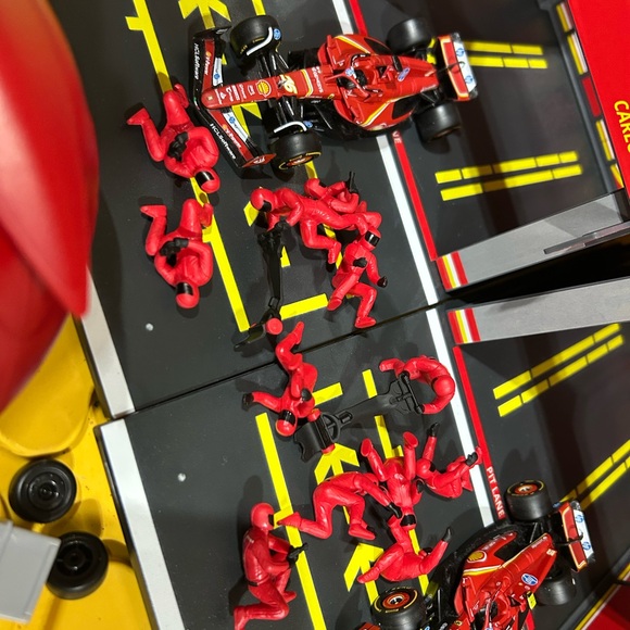 Ferrari Red Racing Car Set - Picture 5 of 6